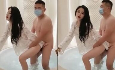 酒店浴缸，性爱嬉戏巴适的很。狐狸精：啊啊啊~好爽，想要操操