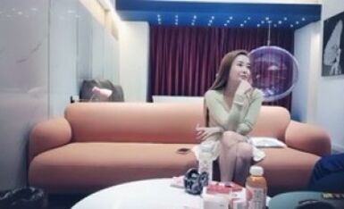 云长寻花赵总大神回归约高端外围，性感甜美大奶美女，穿上情趣学生制服，各种姿势换操被夸你好厉害