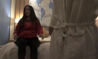 《鑫仔丶探花》丰满美臀小少妇，摸摸屁股扣骚穴，按头深喉口交，扶着大白屁股爆操，双腿肩上扛抽插