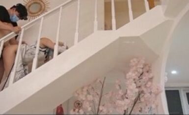 调教母狗小萝莉穿上白金旗袍边走边操 从楼下窗边操到楼上床上 操内射了