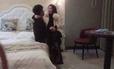 《古月探花》约操短发骚熟女，换上情趣装黑丝袜，69姿势舔逼口交，坐在圆桌子上猛操，高潮呻吟