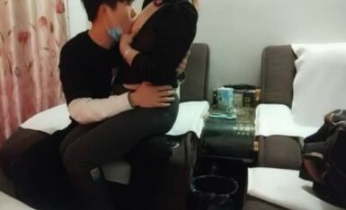 【探花小老弟】，小伙大战熟女人妻，急不可耐衣服都不来不及脱完，扑倒在床上开始插入，骚妇也是饥渴得很一直浪叫