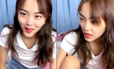 偷情的小少妇跟小哥激情啪啪，口交大鸡巴让小哥吃奶玩逼亲小嘴，多体位爆草抽插，享受小哥爆草还给老公打电话