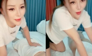 性感骚少妇露脸伺候大哥，活好不粘人奶子上抹精油给大哥胸推按摩，69口交大鸡巴好刺激样子好骚，爆草内射