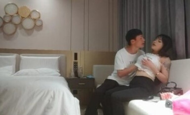 【哥现在只是个传说】高端极品，甜美型大奶小姐姐，埋头吸吮大屌，后入大屁股，脸对着镜头