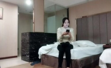 【黑白双探】韵味十足骚女，乳交舔屌服务周到，扛起双腿就是操，大屁股上位骑坐，激情猛操浪叫