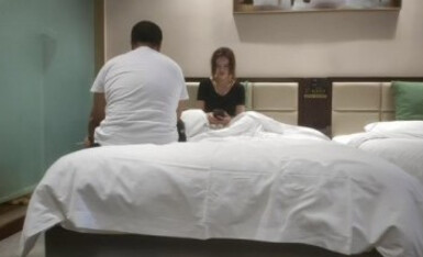 【人民勤务员】，2000约较小00后，一对C罩杯美乳坚挺，玲珑有致，乖巧软萌爆操她