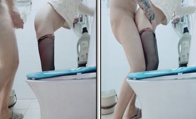 哥哥第一次带女朋友回家，她上厕所的时候，你直接推门进去，扒开衣服裤子直接插进去就得了，女人更喜欢主动霸道一点的对吗！