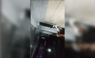 【深巷俏佳人】，夏日街头，美女出没，走在路上问问价，小黑屋里干D罩杯大胸娇喘.