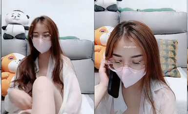 【眼镜妹】首次挑战网吧跳蛋塞逼直播，紧张又刺激！ (2)