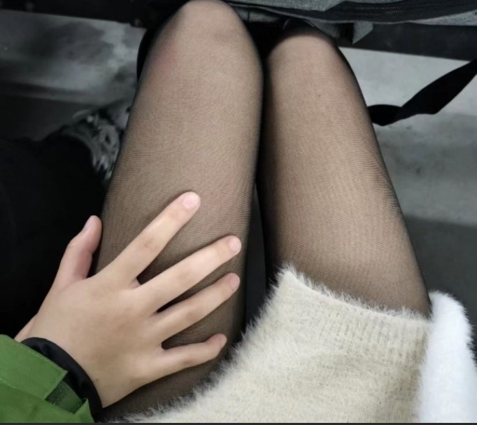 最新2023-02-18重庆大二学妹赚外快模特群顶格约拍被摄影师蹭B抠B掰B可惜J8不太给力 (3)