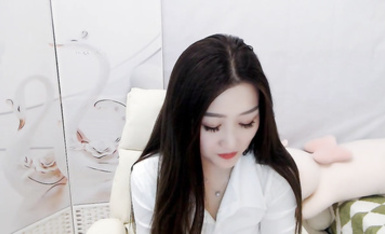 ST專賣店【YaoYao1314】罕見超高顏值女神~全程高能大秀，清純可人，一對白嫩大奶子 (8)