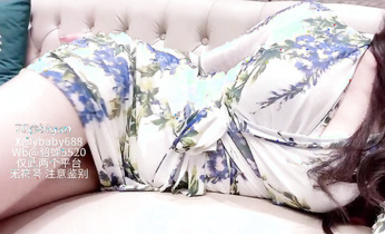 小貂蟬-碎花裙反差婊撕開肉絲掰開騷穴蹂躪著陰蒂自慰誘惑
