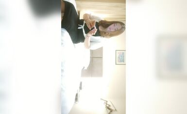 壮小伙这是送温暖的节奏 深夜约操熟女人妻 抠穴后入 一通操作把姐姐搞得欲仙欲死爽翻了