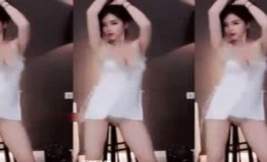 斗鱼超人气女神【张琪格】8月最新露点揉奶合集 28