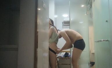 眼镜妹 娇小00后小萝莉 小鸟依人相拥共浴 小伙喜欢抠穴闻一闻 69啪啪干高潮