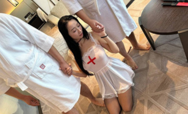 極品空姐滿身大漢，被各種調教玩弄，粉潤蝴蝶穴掰開特寫，道具速插下體，淫叫不斷 (2)