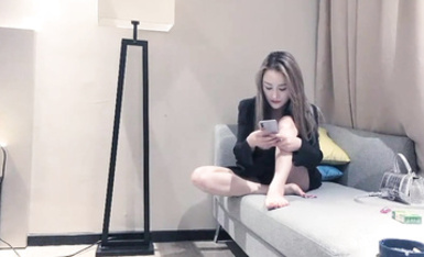 巨乳美女，美得一屁又會玩，把我要搞廢了受不了了，身材豐腴鮑魚粉嫩，被肌肉大哥從沙發操到床上，奶子嘩嘩，騷叫不停