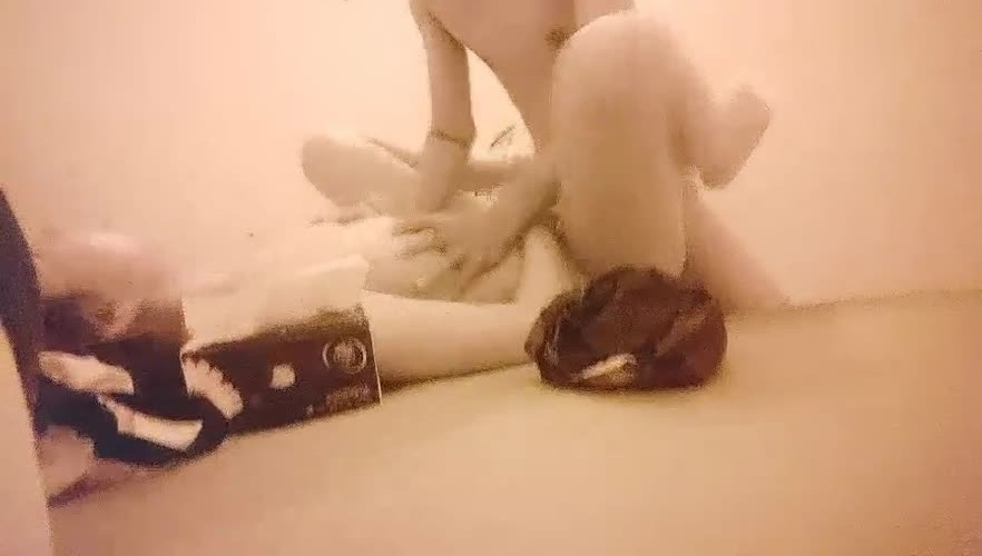 探花小黑抹了点印度神油药效还没发挥就去鸡窝挑了个高挑东北妹子后入一下就滑精妹子不让她搞了