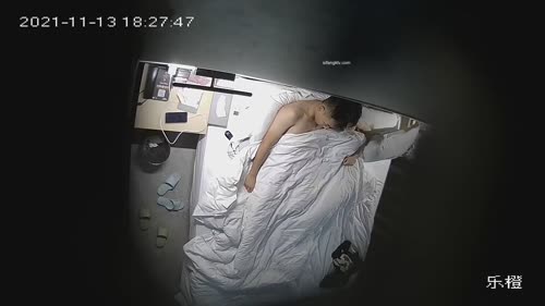 最新乐橙酒店上帝视角高清偷拍大学生情侣星期天放假开房过夜啪啪啪