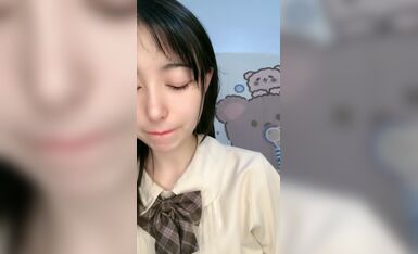 颜值区优质清纯系嫩妹玩大转盘，撩起短裙黑丝肥臀，没穿内裤超嫩小穴，小尺度诱惑，抬起双腿若隐若现，极度诱惑