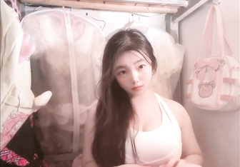 清純美乳學妹，是多少人夢中情人，其實私下裡卻是一隻淫賤母狗，和可愛的臉龐反差甚大 (2)