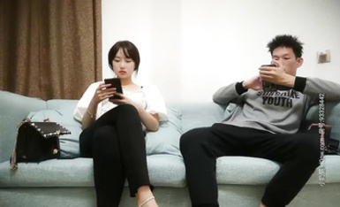 約了個長相甜美妹子啪啪，聊聊她就放開了，近距離拍攝口交摸逼騎乘大力猛操