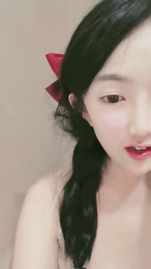 清纯超甜学生妹刚下海，顶级翘臀拨开丁字裤假屌爆，说话嗲嗲淫语骚话，喜欢吃老公的JB，掰开紧致嫩穴猛捅抽插