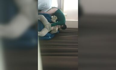 《用利抽插》妹子刚走下个就来了，甜美骚女，手伸进裤子摸逼，撞击爆插屁股很Q弹，骑乘快速打桩爽翻