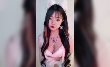 童颜大奶风骚迷人情趣诱惑，渣女纹身全程露脸全裸自慰骚穴，火辣热舞奶子比心，骚逼特写精彩刺激不要错过