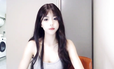 寬敞的床上鋪著潔白的被單，上面躺著一個穿著白色校服裙的美麗少女。她長著一頭烏黑的長發，身材修長窈窕，胸前豐滿的雙峰隨著呼吸起伏 (3)