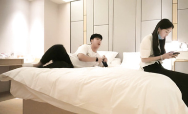 【小寶尋花】深夜場，約炮笑起來很甜美的妹子，身材極品大長腿，舌吻互摸調情，鏡頭前口交舔屌掰穴，騎乘抬腿側入大力猛操