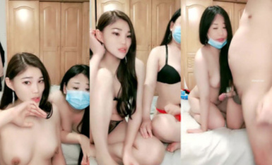 兩個騷貨輪流伺候男主，一個後面幫推屁股 (7)