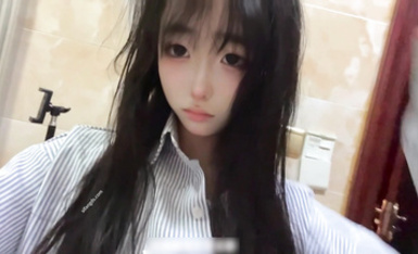 2025年新流，推特清純小可愛【鱷魚、呆痛綳】重金定製，身材完美勻稱，難得露臉沐浴