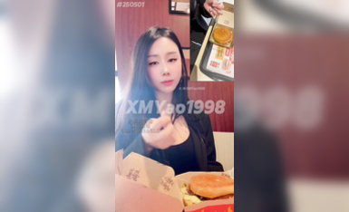 【汐夢瑤】《精液漢堡》，去麥當勞餐廳現場製作！還有一個美女正對著我們坐著，一直往我們這里偷看，走的時候特意靠過來撇了一眼，當著她的面完成精液漢堡的製作！