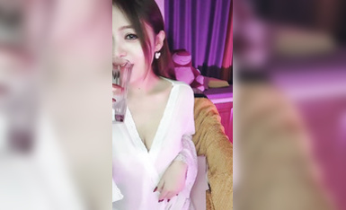 推薦 騷逼辣媽【蘇小妍】大尺度掰逼誘惑，道具自慰高潮噴尿，被胖子小雞吧干到很無語，口活干炮一條龍 (20)