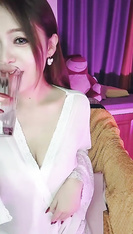 推薦 騷逼辣媽【蘇小妍】大尺度掰逼誘惑，道具自慰高潮噴尿，被胖子小雞吧干到很無語，口活干炮一條龍 (20)
