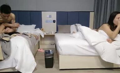 换妻探花周末约一对小夫妻玩玩，交换4P激情，旁边还有个老哥观战，持续输出搞爽了，前后一起插1080p横版