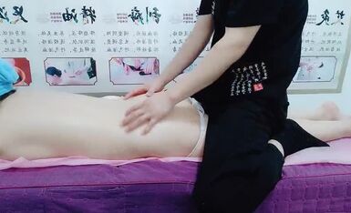 说好的养生按摩，一会儿就裸体相见，白嫩大胸少妇，无套啪啪不过瘾，道具抠穴再次高潮