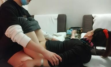 小伙大战熟女人妻，急不可耐衣服都不来不及脱完，扑倒在床上开始插入，骚妇也是饥渴得很一直浪叫