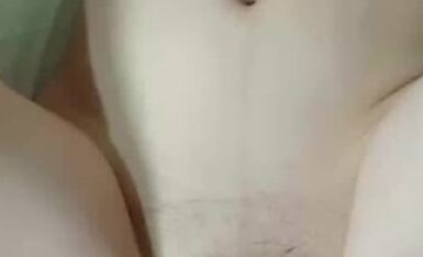 約到學生妹到酒店給她破處